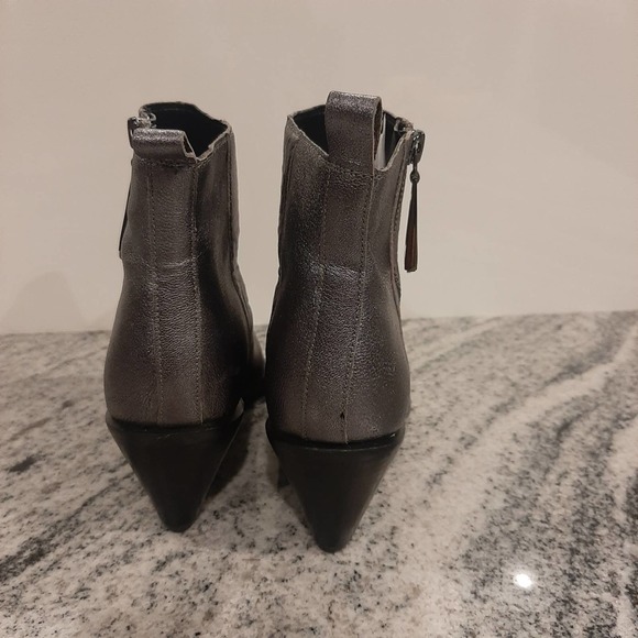 GUESS "TALZA" Pewter Metallic Leather Booties SIZE 7.5M - Picture 6 of 12